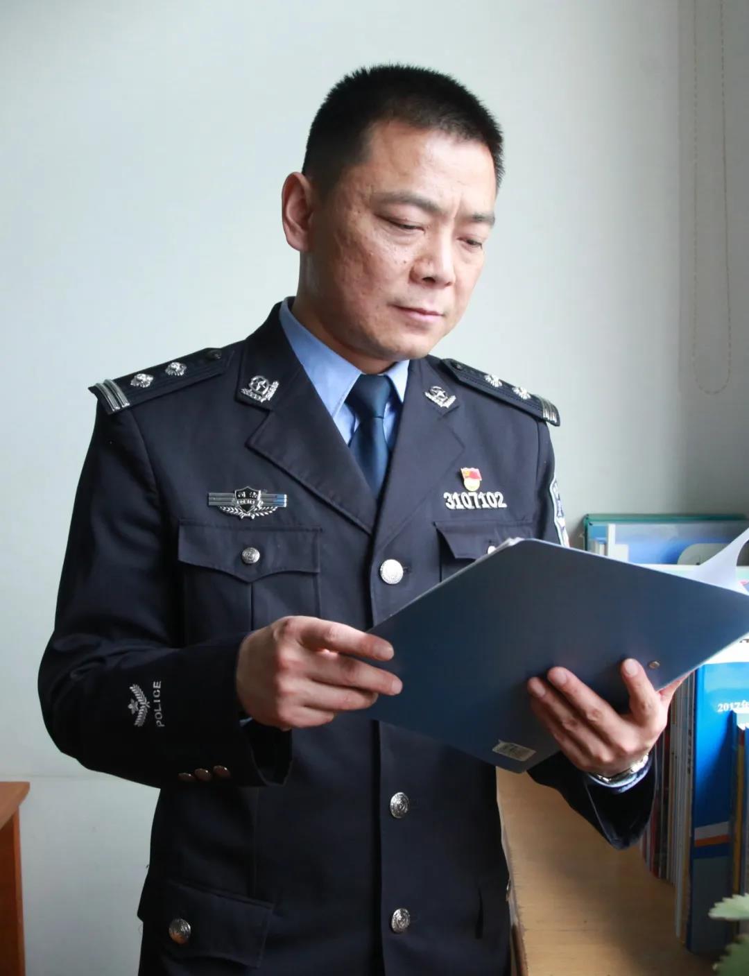 在鲜红的党旗下——司法行政百年英模谱：周盟