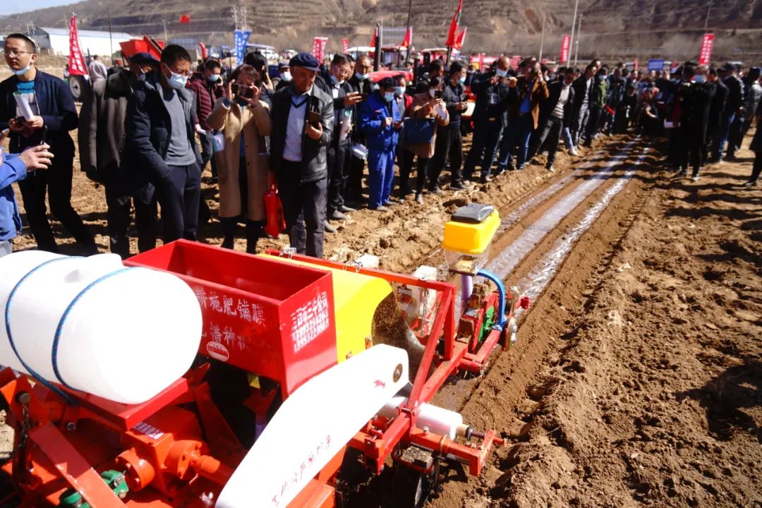 甘肃陇西：三月春光好 铁牛“闹”春耕