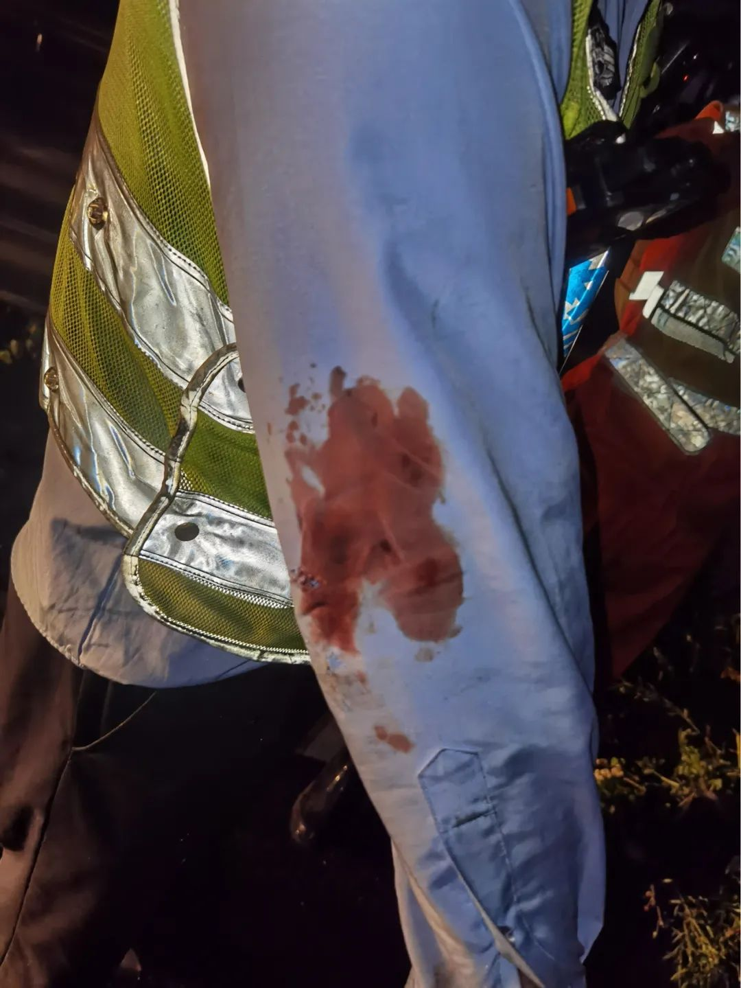 交警肘击挡风玻璃救人受伤流血：“不管了，先救人！”