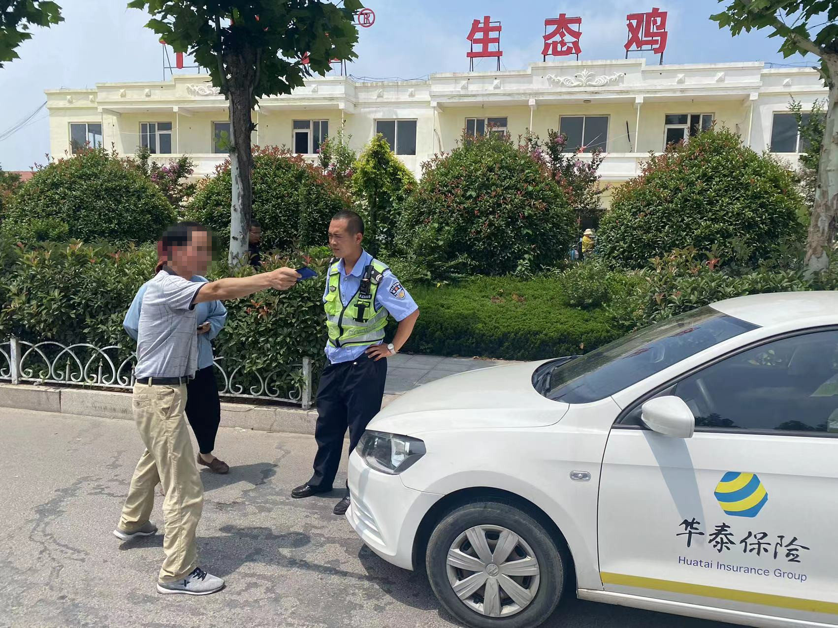 青岛西海岸新区张家楼街道：路遇交通事故，热心网格员伸援手