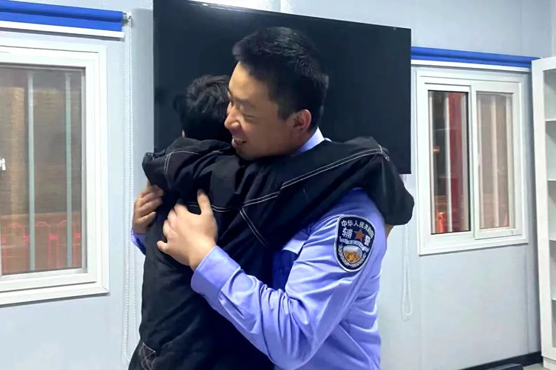 【警民鱼水情】“警察同志，能借我几块钱吗？”