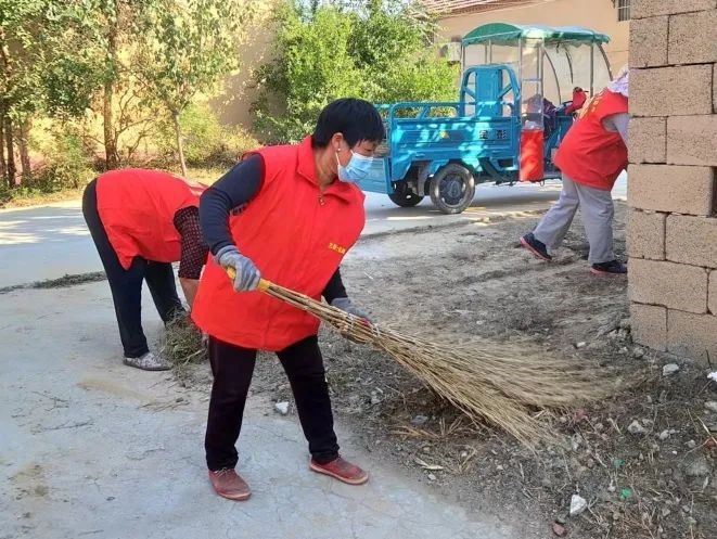 山东省兰陵县尚岩镇：志愿服务树新风 家家户户换新颜