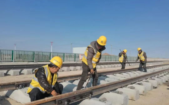 江苏盐城：滨海港铁路专用线进入铺轨