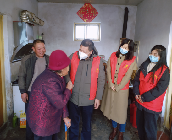 青岛市黄岛区市场建设服务中心会同幸运草公益组织慰问老复员军人