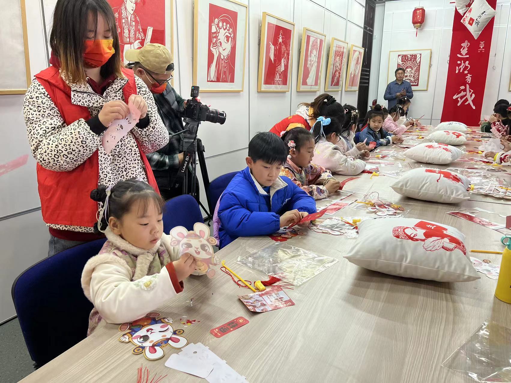 江苏建湖：“护苗”主题花灯惊艳亮相庆元宵