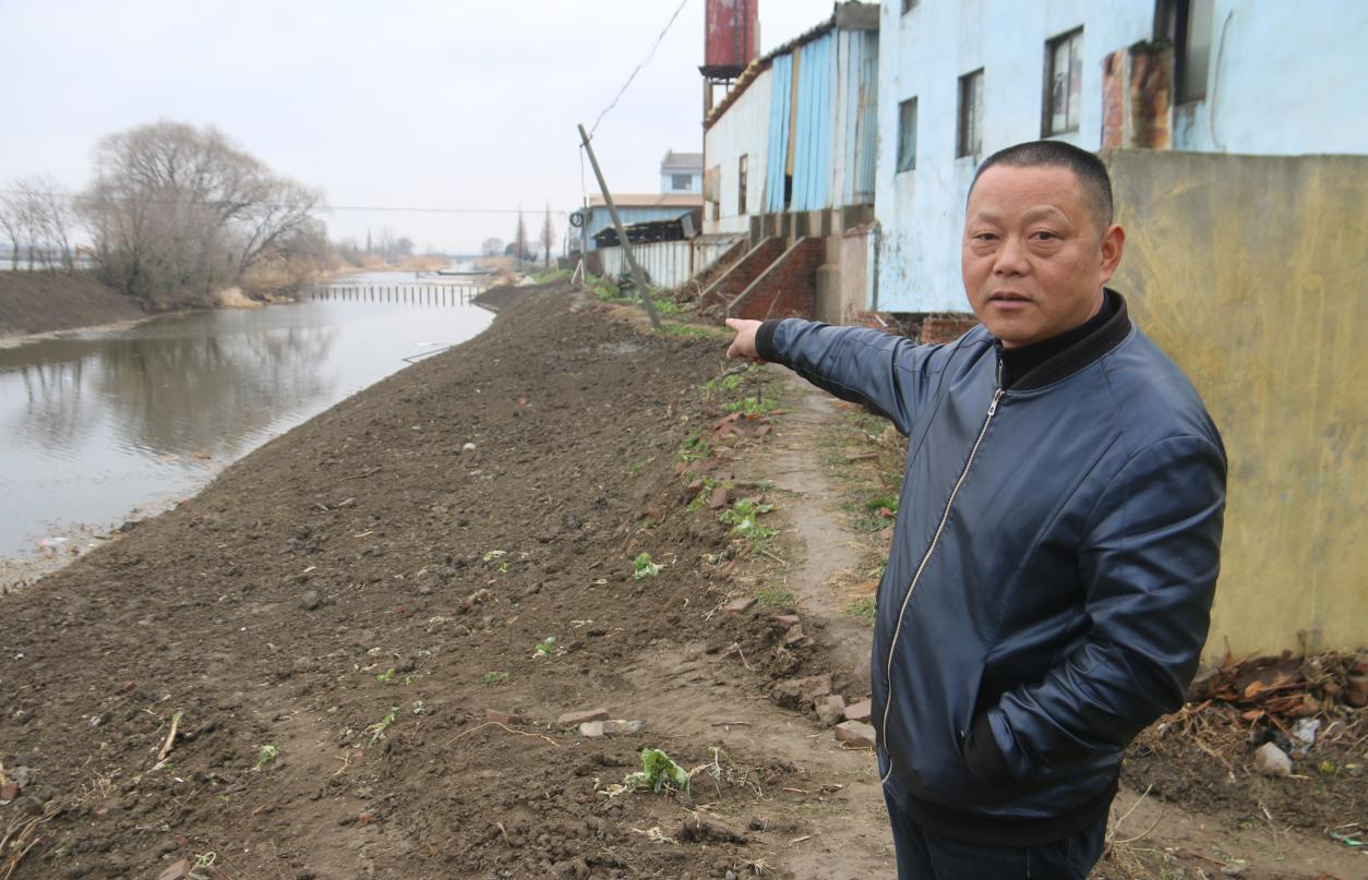 江苏东台：中学生不慎落水 好村民奋力施救