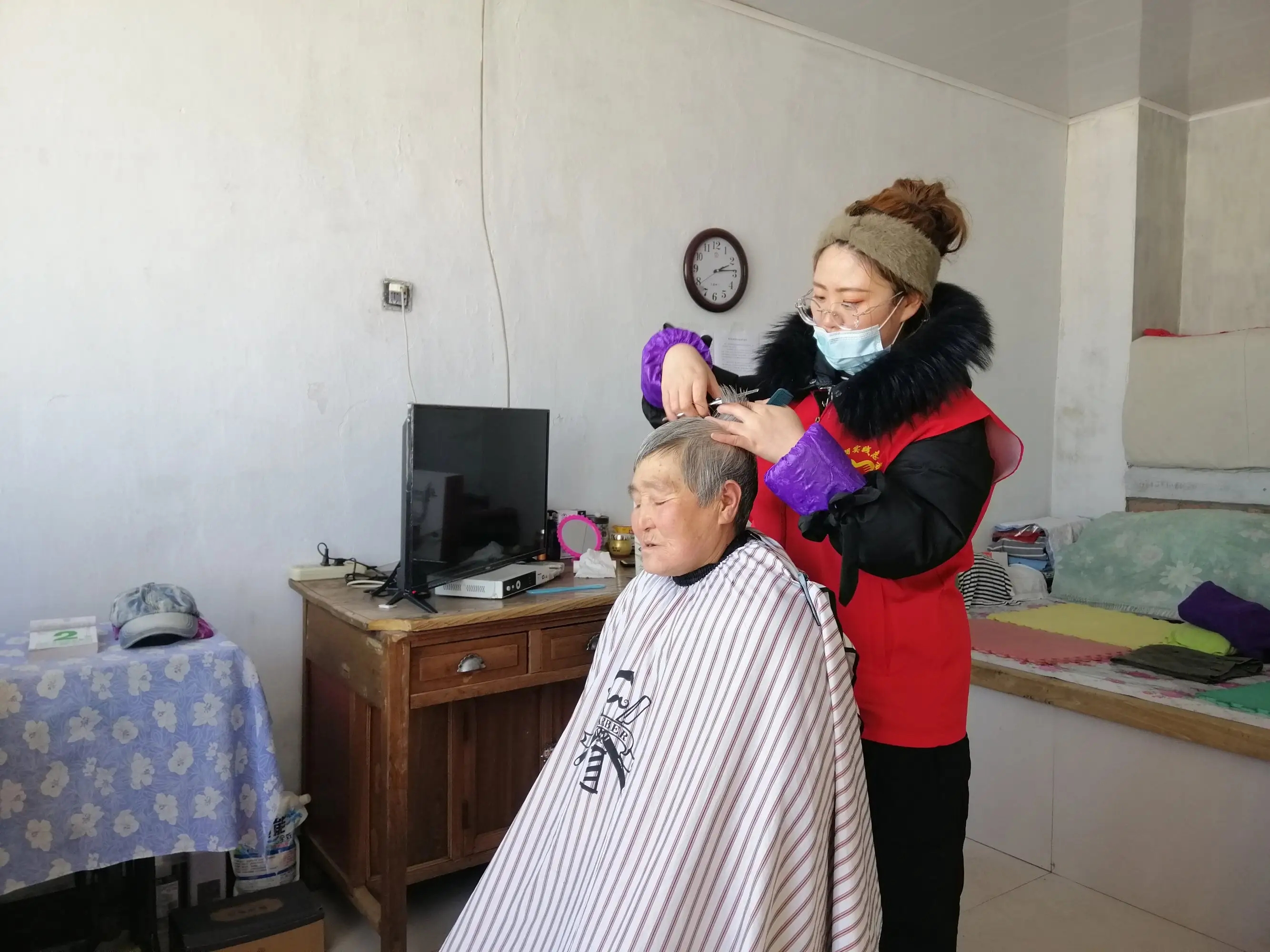 江苏射阳县新坍镇：党员冬训办实事 义务理发暖人心