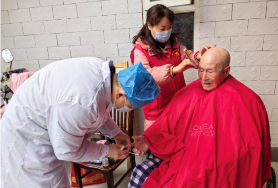 江苏盐城盐都区潘黄街道旭日社区志愿服务队情暖辖区老人