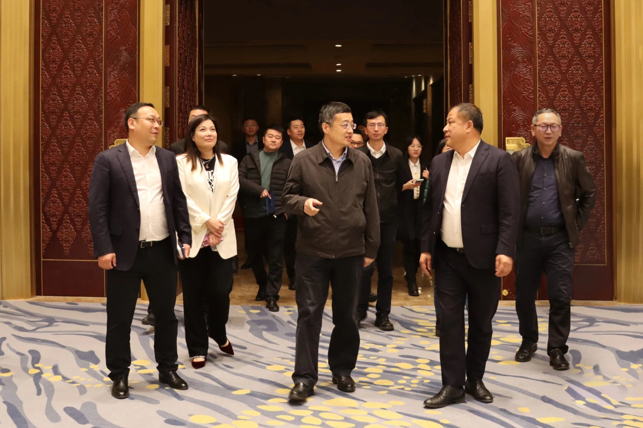 海南省万宁市委书记盖文启一行莅临山东德才建设走访调研