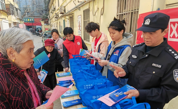 盐城亭湖区文峰街道文曲社区开展防范电信网络诈骗宣传活动
