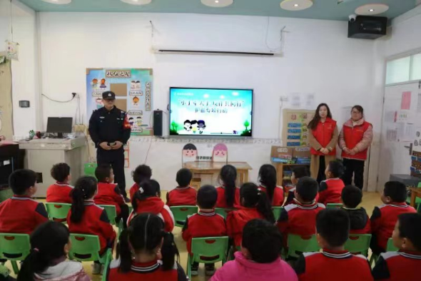 江苏盐城亭湖区盐东镇实施“小手牵大手·反诈共同行”护苗专项行动