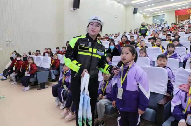盐城交警：携春风播种希望，让安全一路“童”行