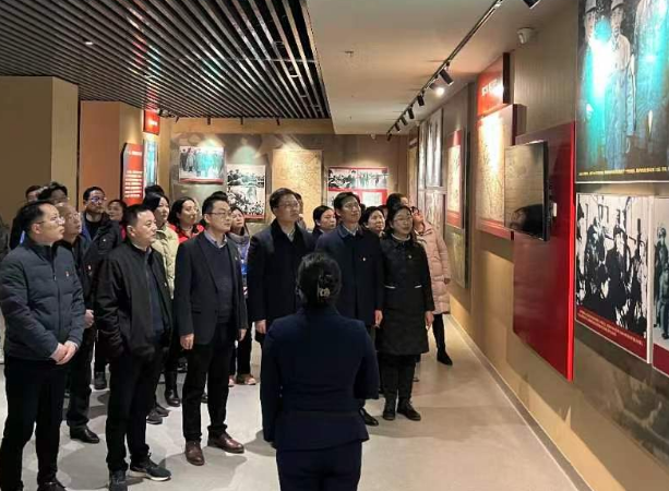 盐城师范学院商学院开展“传承红色基因、凝聚创新力量”主题党日活动