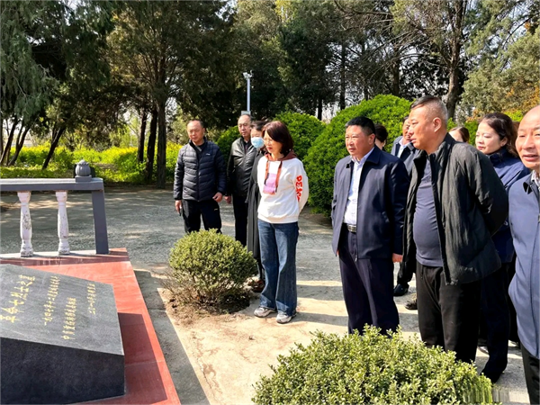 江苏盐城射阳县总工会组织劳模参加清明祭扫活动