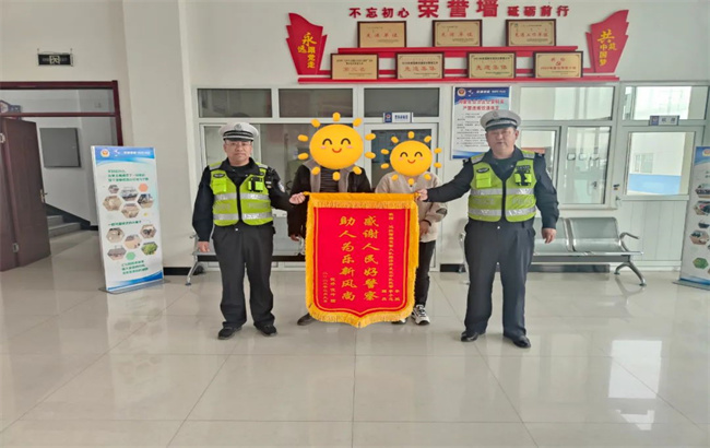 双胞胎孩子负气出走 暖城交警倾情相助