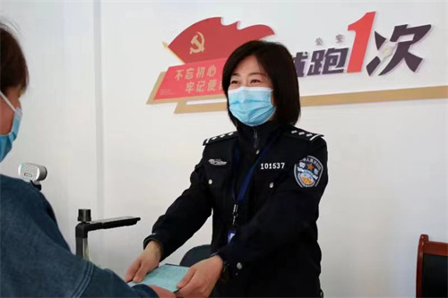 亲民：微笑服务的户籍警河南郑州荥阳市京城路派出所李玉华