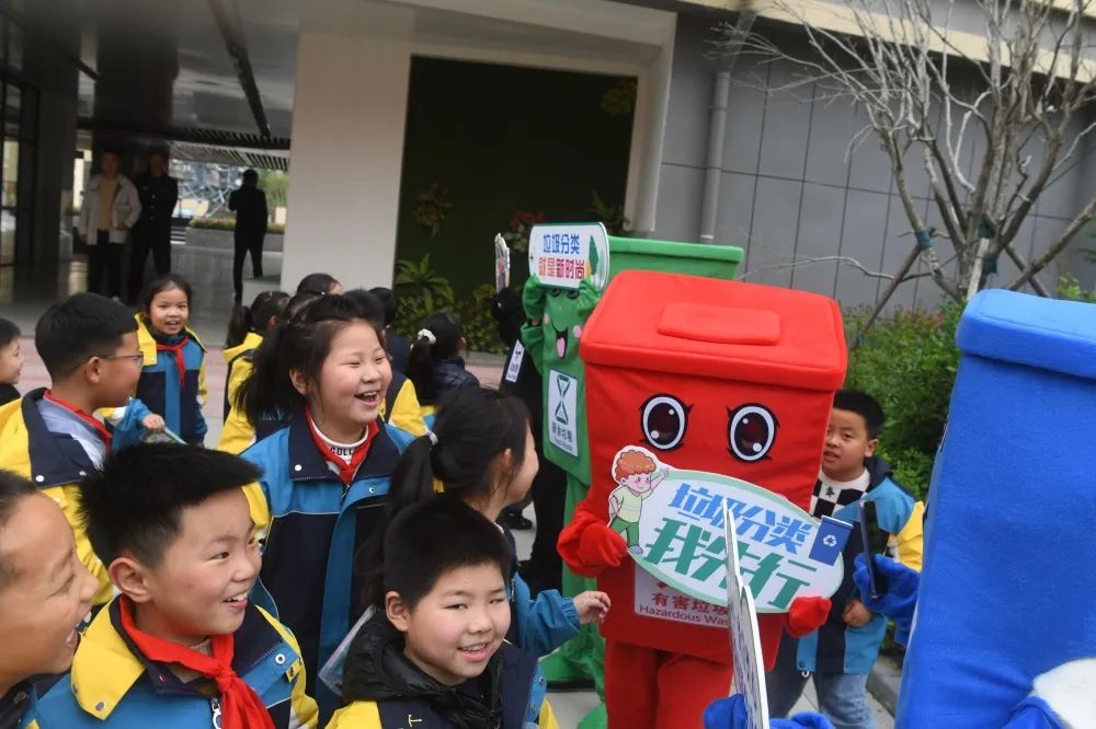 江苏盐城市城管局开展“城管进校园，小手牵大手”系列活动