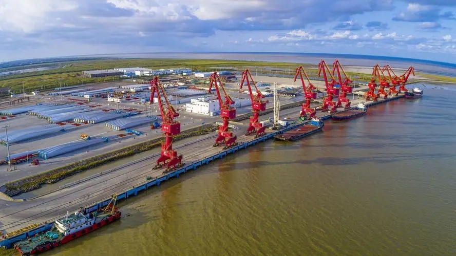 江苏盐城射阳港经济开发区：奔跑鹤乡激荡起“澎湃春潮