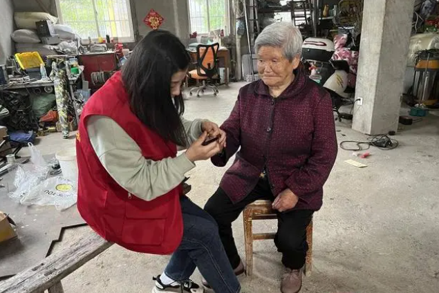 江苏盐城亭湖区东亭湖街道开展“五四”志愿服务活动