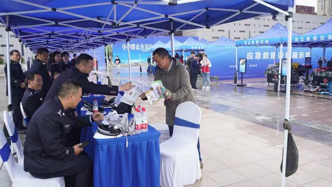 江苏东台市开展“守护群众身边安全专项行动”集中宣传