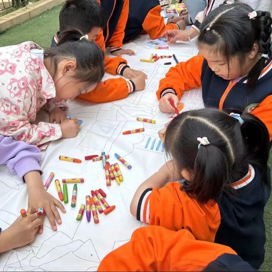 青岛西海岸滨海街道华宁路社区：长卷涂鸦绘环保，垃圾分类有“画”说