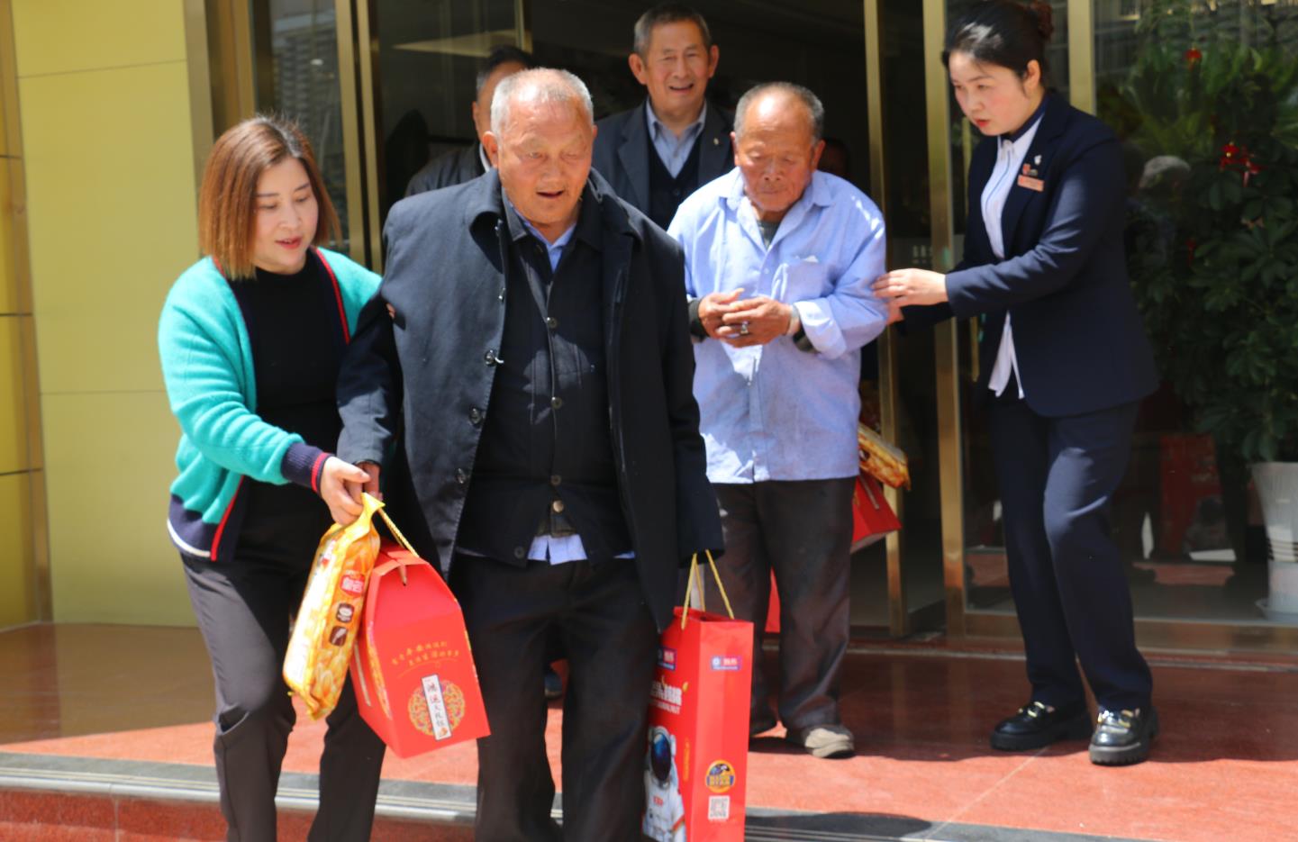 “盐都好人”李敏关爱五保老人九年不打烊