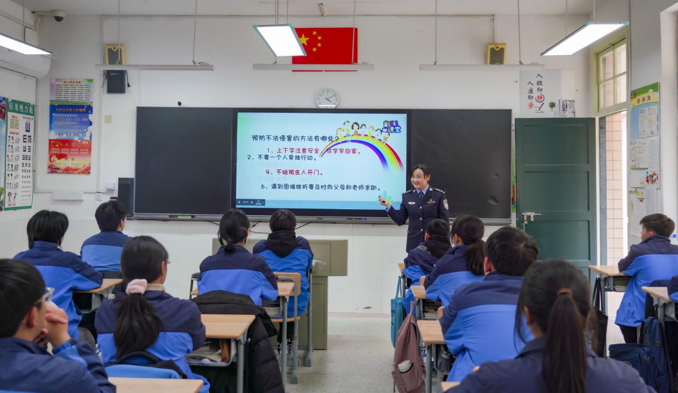 江苏盐城亭湖公安送奖上门，民警周亚婷荣获“盐城市优秀女警”