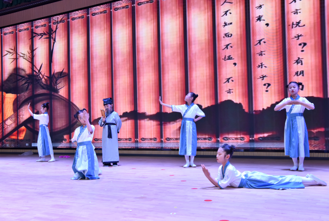 江苏盐城盐都区实验小学东、西校区举行十岁成长仪式