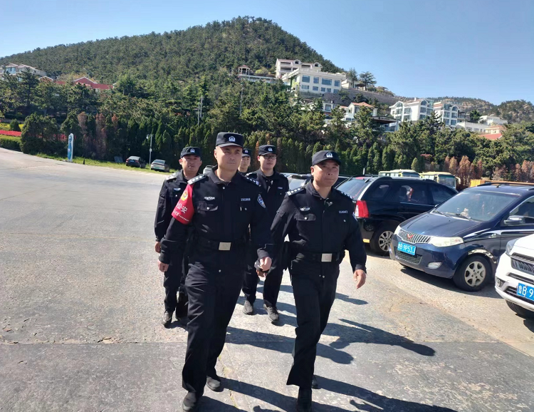 五月春风吹艳山海党旗红  ----青岛市公安局崂山分局风景区治安派出所真情服务游客