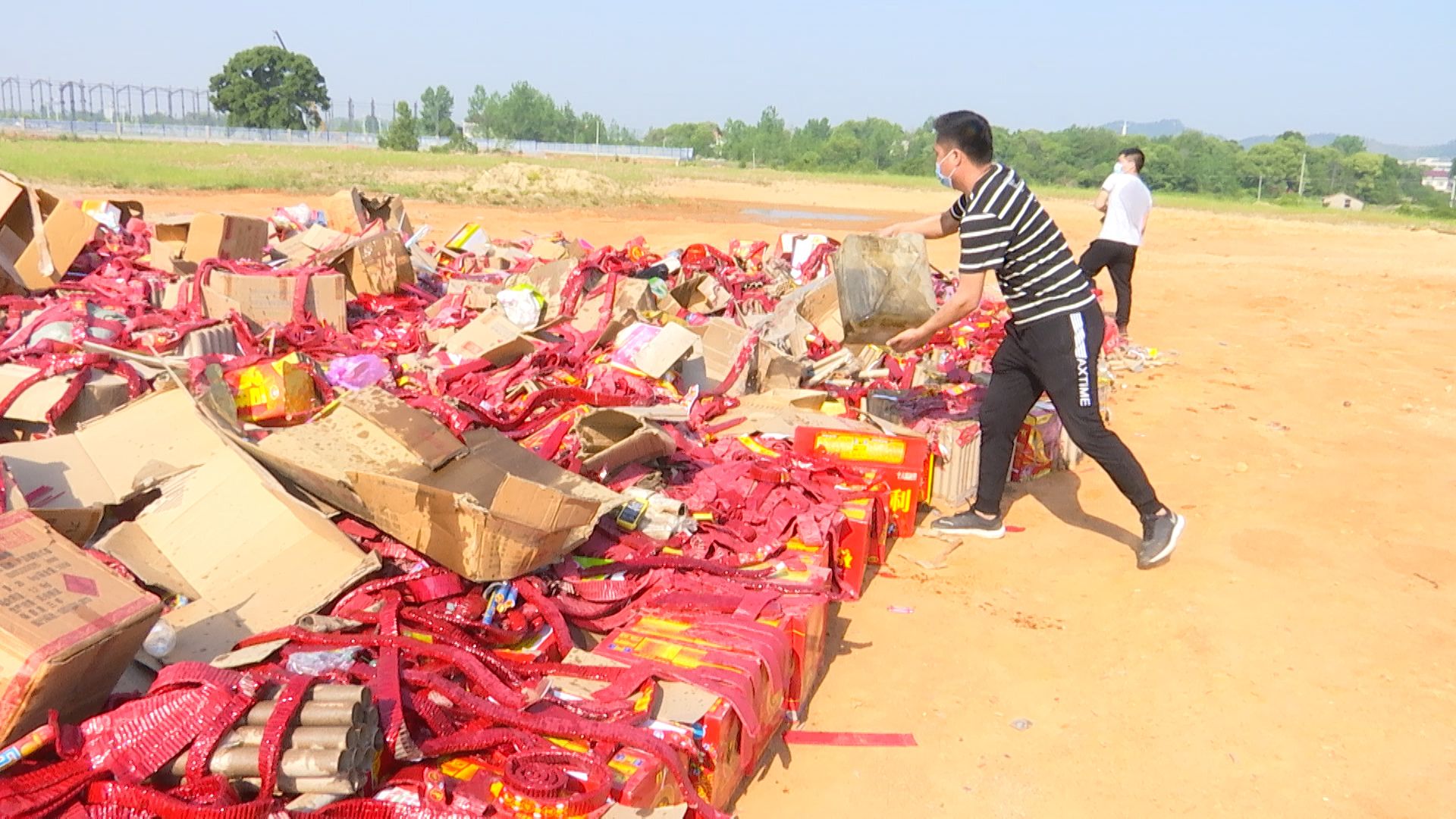 江苏盐城射阳县开展非法烟花爆竹集中销毁行动