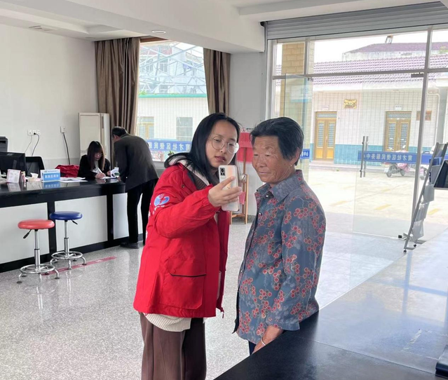 江苏盐城盐都台创园网格员助力老年人养老保险认证
