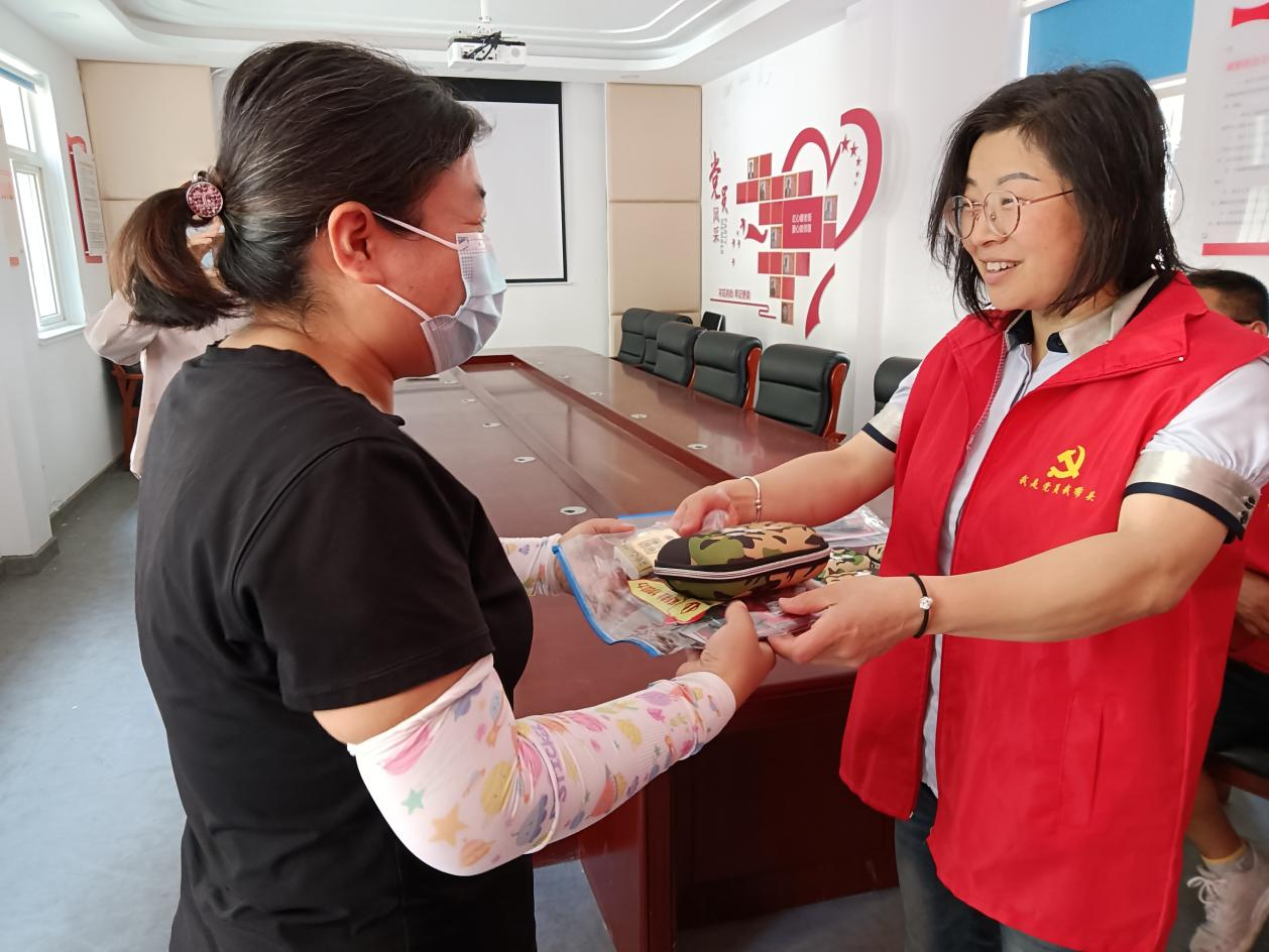 青岛西海岸珠海街道珠山路社区开展“梦想启航，助力高考”暖心志愿服务活动