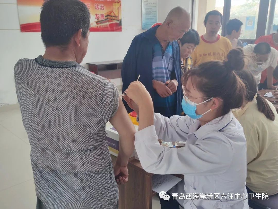 青岛西海岸新区六汪中心卫生院为居民免费接种出血热疫苗