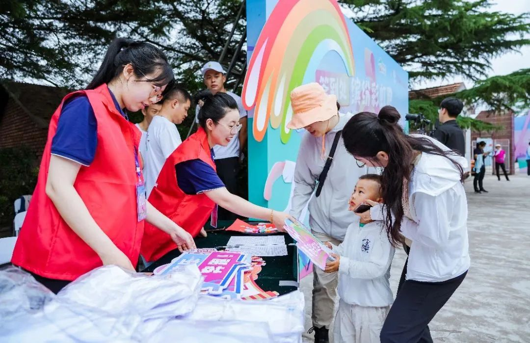 青岛市黄岛区大村镇：小小守护者，亮眼志愿红