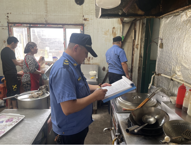 青岛市黄岛区张家楼综合执法中队强化安全检查护航平安建设