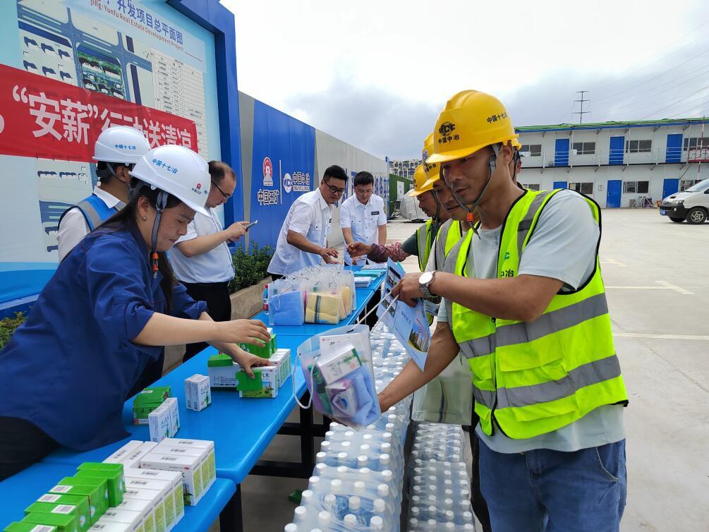 江苏盐城响水县：劳动法规进工地 “安薪”行动送清凉