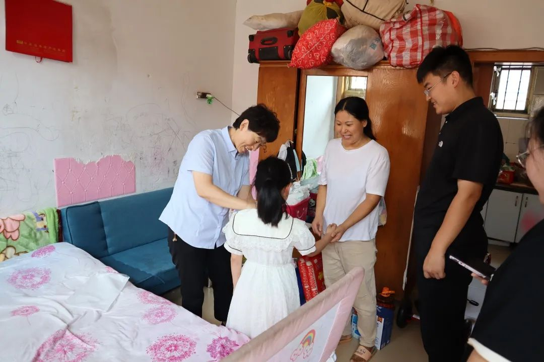 青岛市黄岛区辛安街道：情系低保户，慰问暖人心