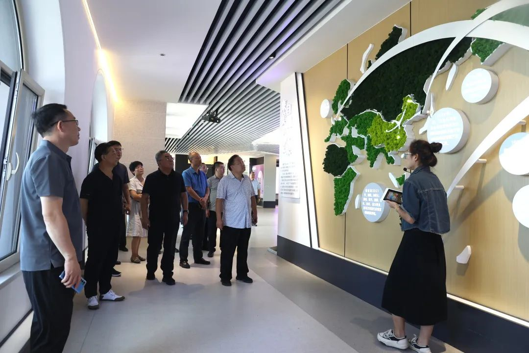 青岛市黄岛区政协党组书记、主席逯鹰考察调研张家楼街道