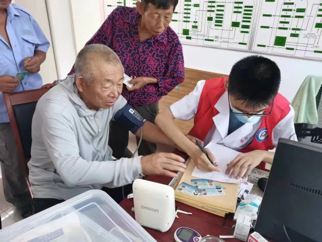 青岛西海岸新区胶河卫生院：献礼医师节，义诊送温暖