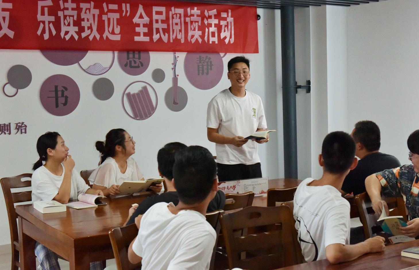 江苏盐城盐都区楼王镇返乡大学生齐聚“书房”共享阅读乐