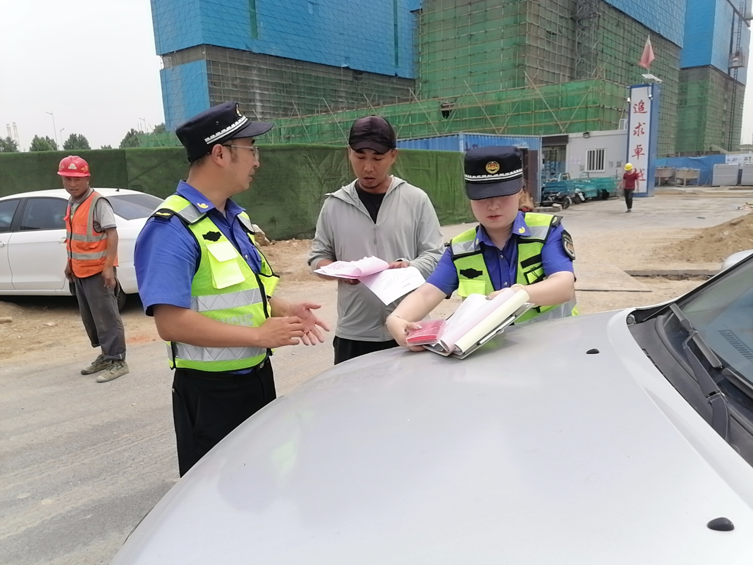 裸土扬尘被罚1万元，辛安街道织密工地“防尘网”