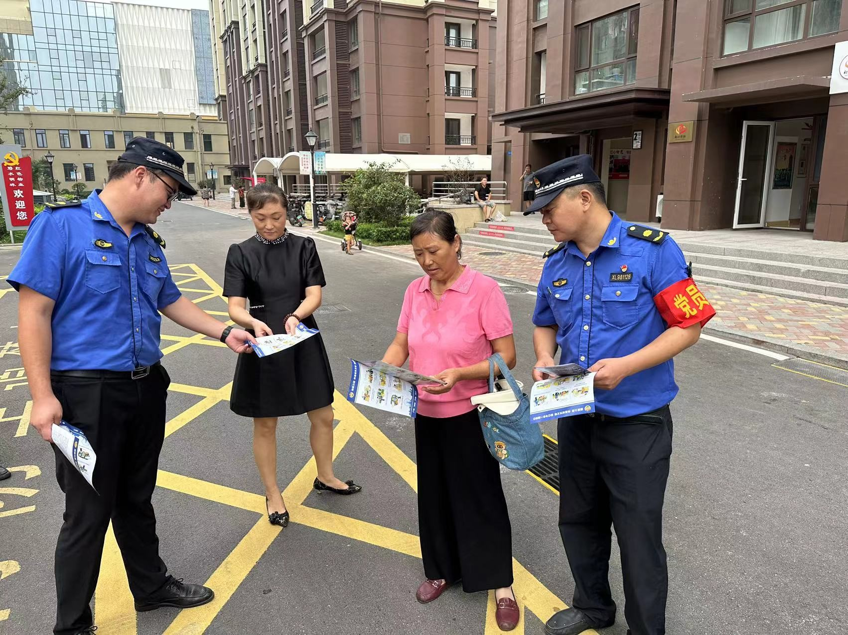 青岛西海岸新区辛安街道：执法队员进社区，当起普法宣传员