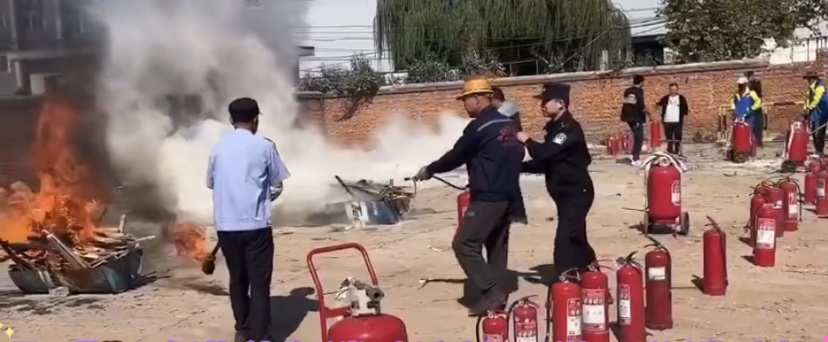 青岛流亭派出所联合聚盟公路港积极开展秋冬消防安全演练活动