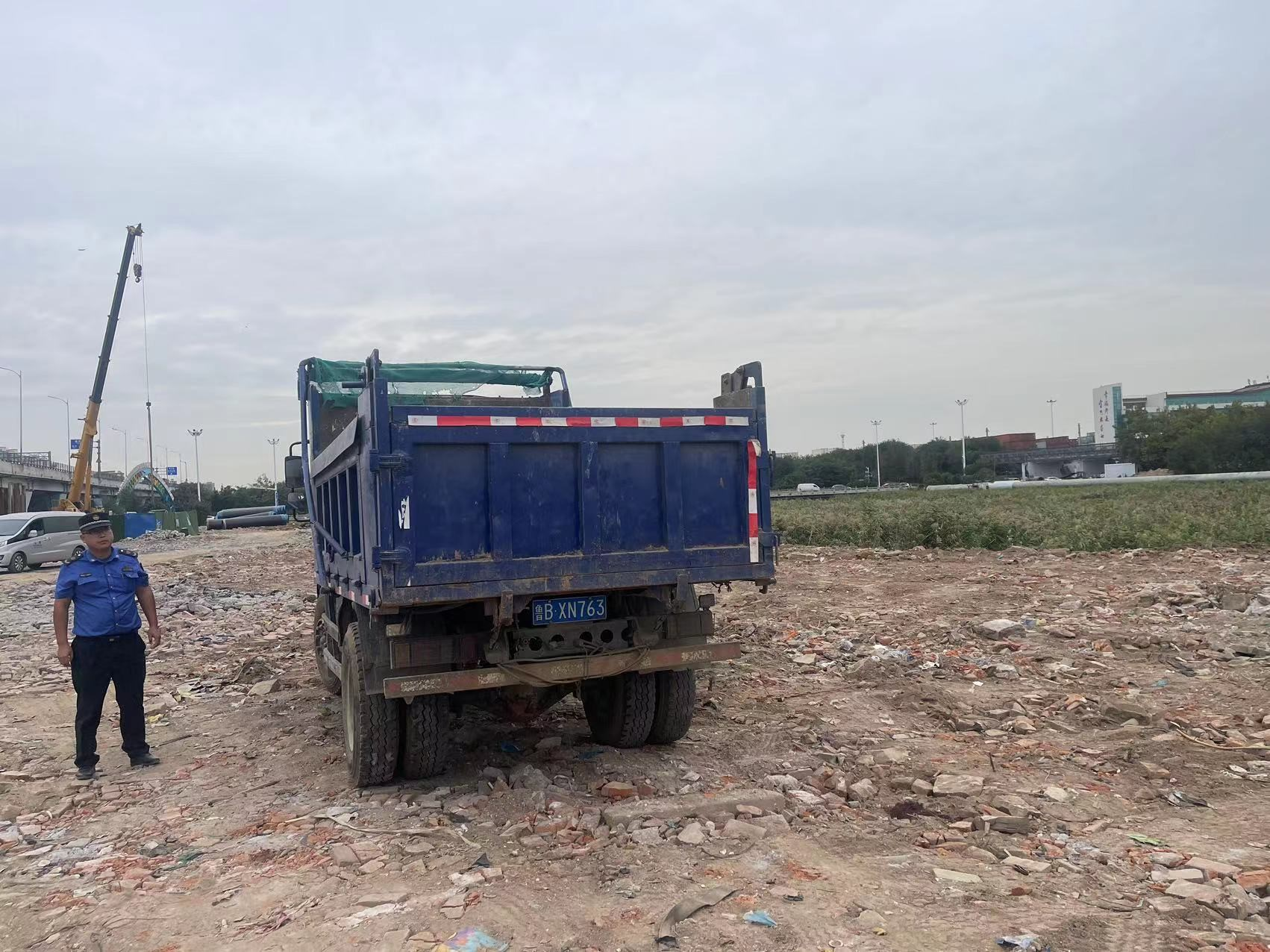 擅倒建筑垃圾，被罚1600元——辛安街道聚焦建筑垃圾运输处置，加大巡查管理力度