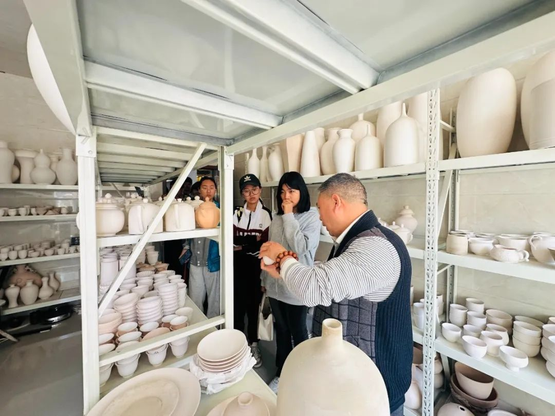 青岛西海岸新区张家楼街道组织学生开展叶建明陶瓷体验馆研学活动