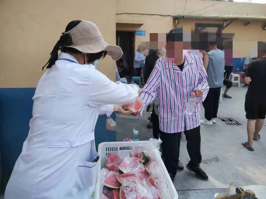 青岛西海岸新区第六人民医院为精神障碍患者提供人文关怀