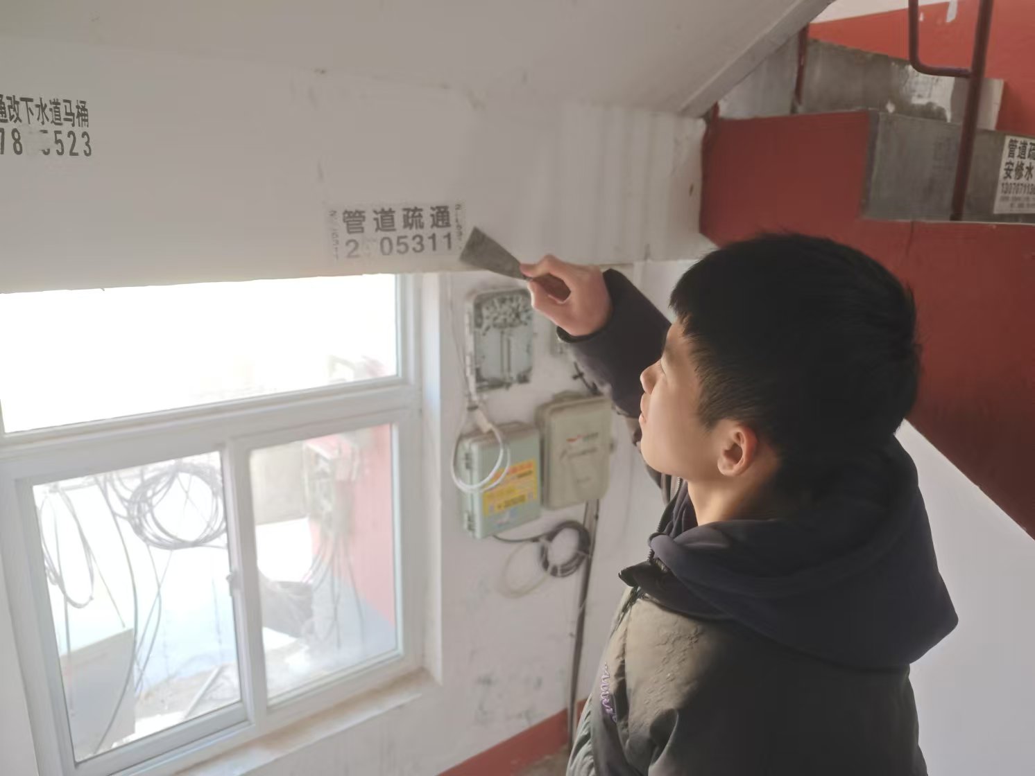 社会实践|实践队进小区除“癣” 助力社区焕新颜