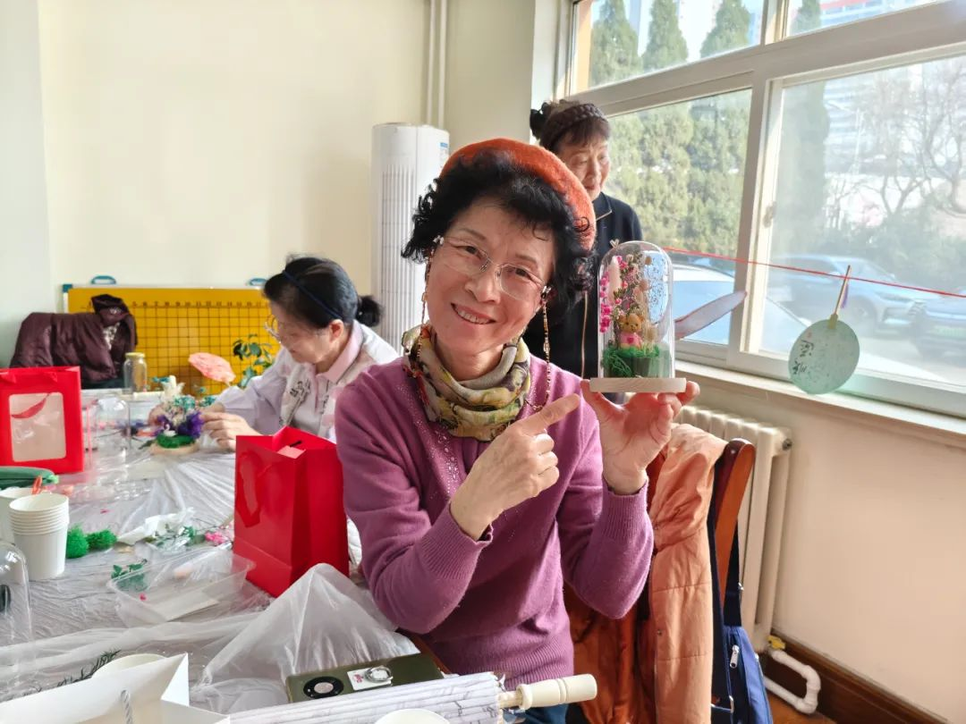 巾帼巧手传非遗，花漾军休绘风采——青岛市军休服务中心多形式开展“三八”国际妇女节活动