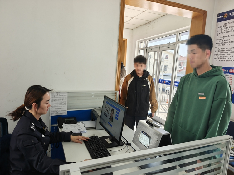 大周末的，派出所里为什么大排长龙？