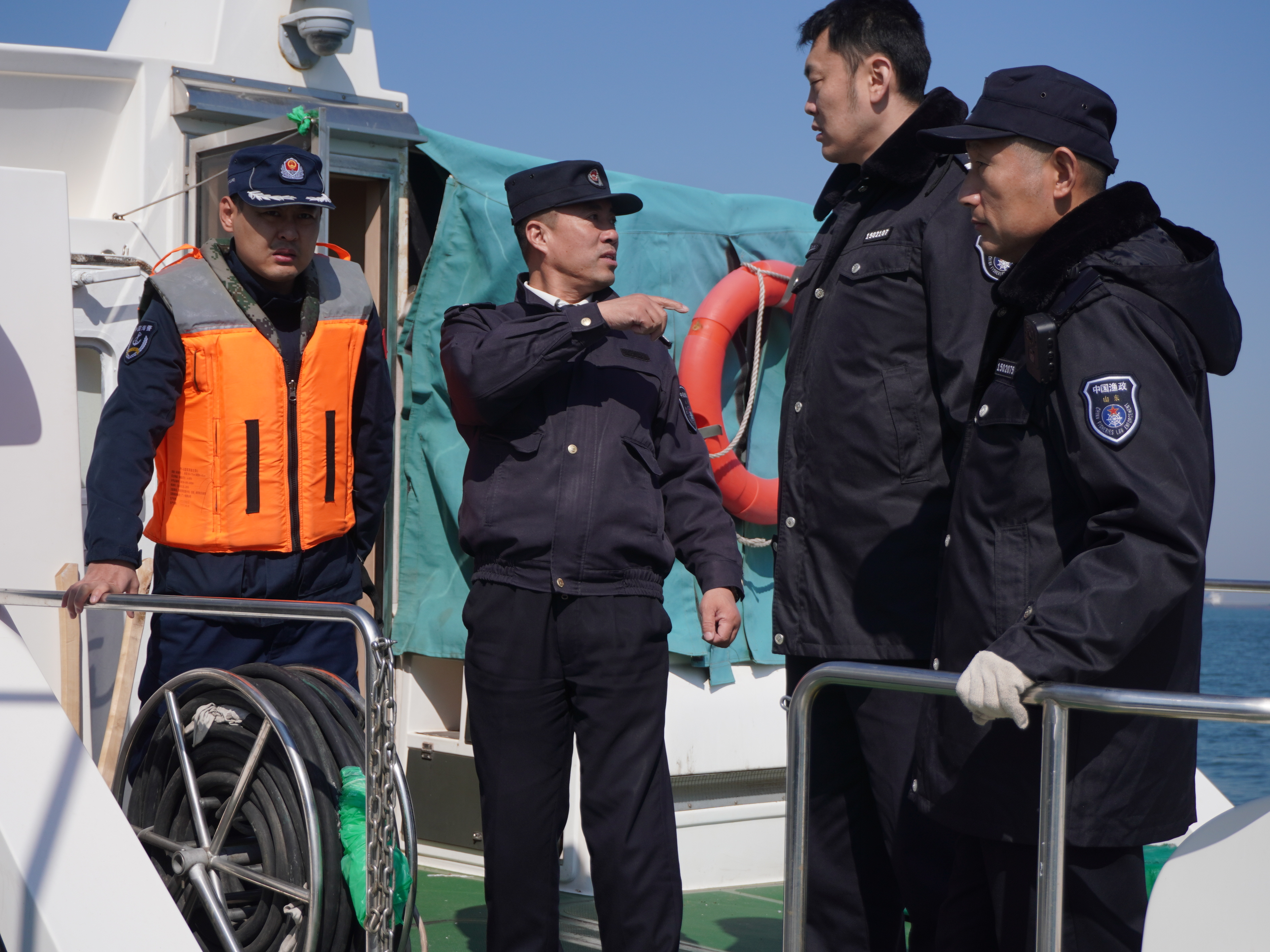 青岛开展海上联合执法行动 守护胶州湾生态屏障